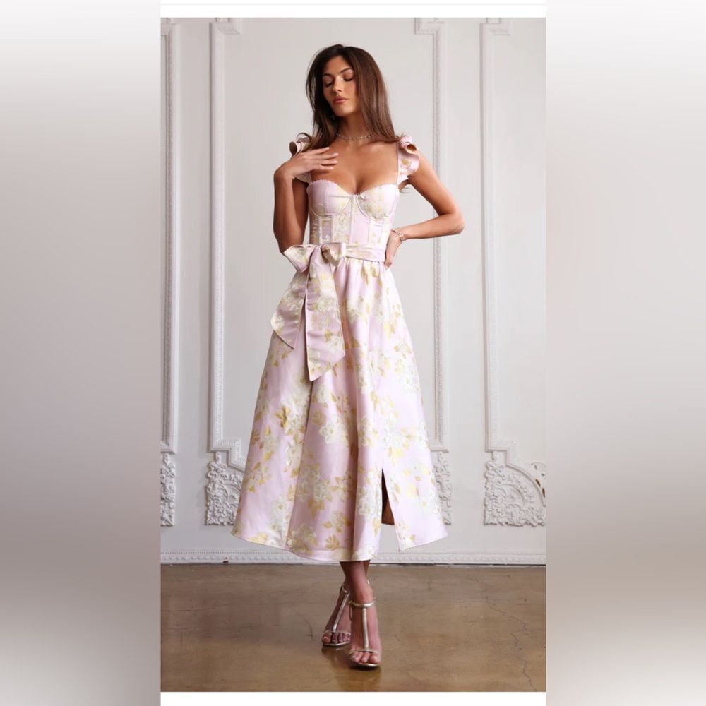 V. CHAPMAN
THE VERA DRESS IN LIGHT LILAC BAROQUE FLORAL